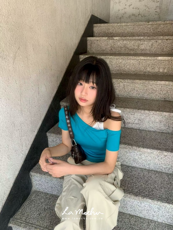假兩件肩綁帶斜肩上衣